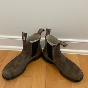 Blundstone elastic sided boot lined in rustic brown